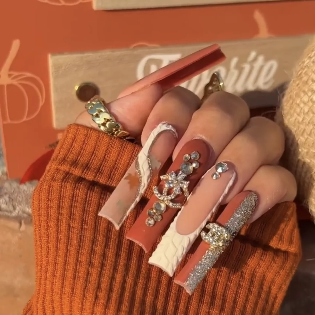 nails with chanel charms｜TikTok Search